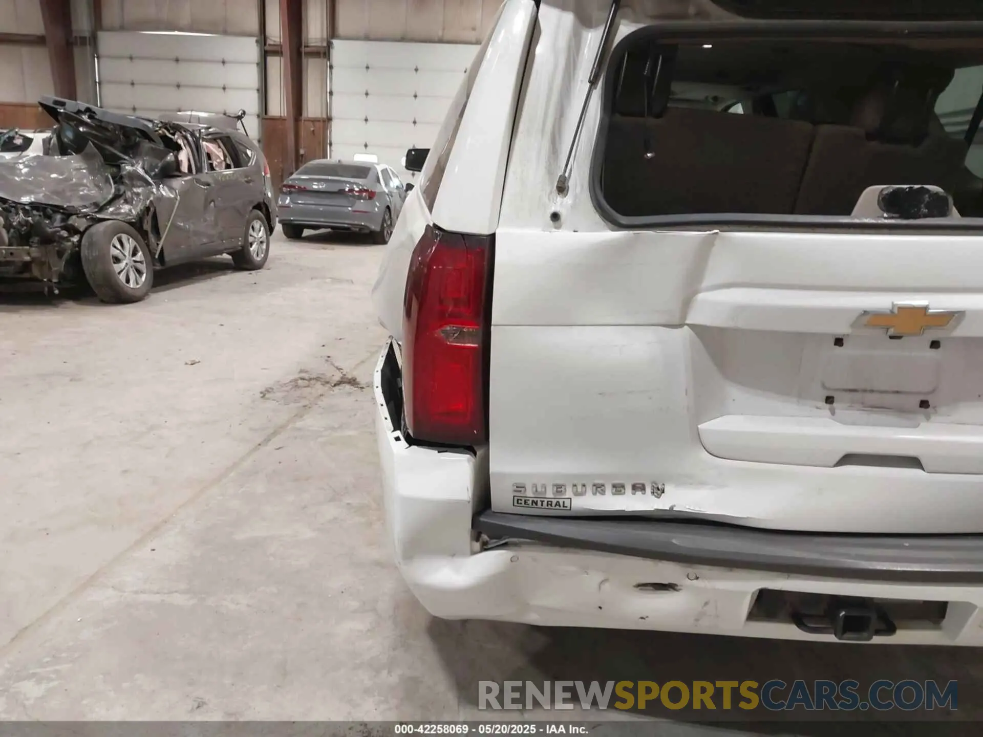 17 Photograph of a damaged car 1GNSKHKC2KR250273 CHEVROLET SUBURBAN 2019