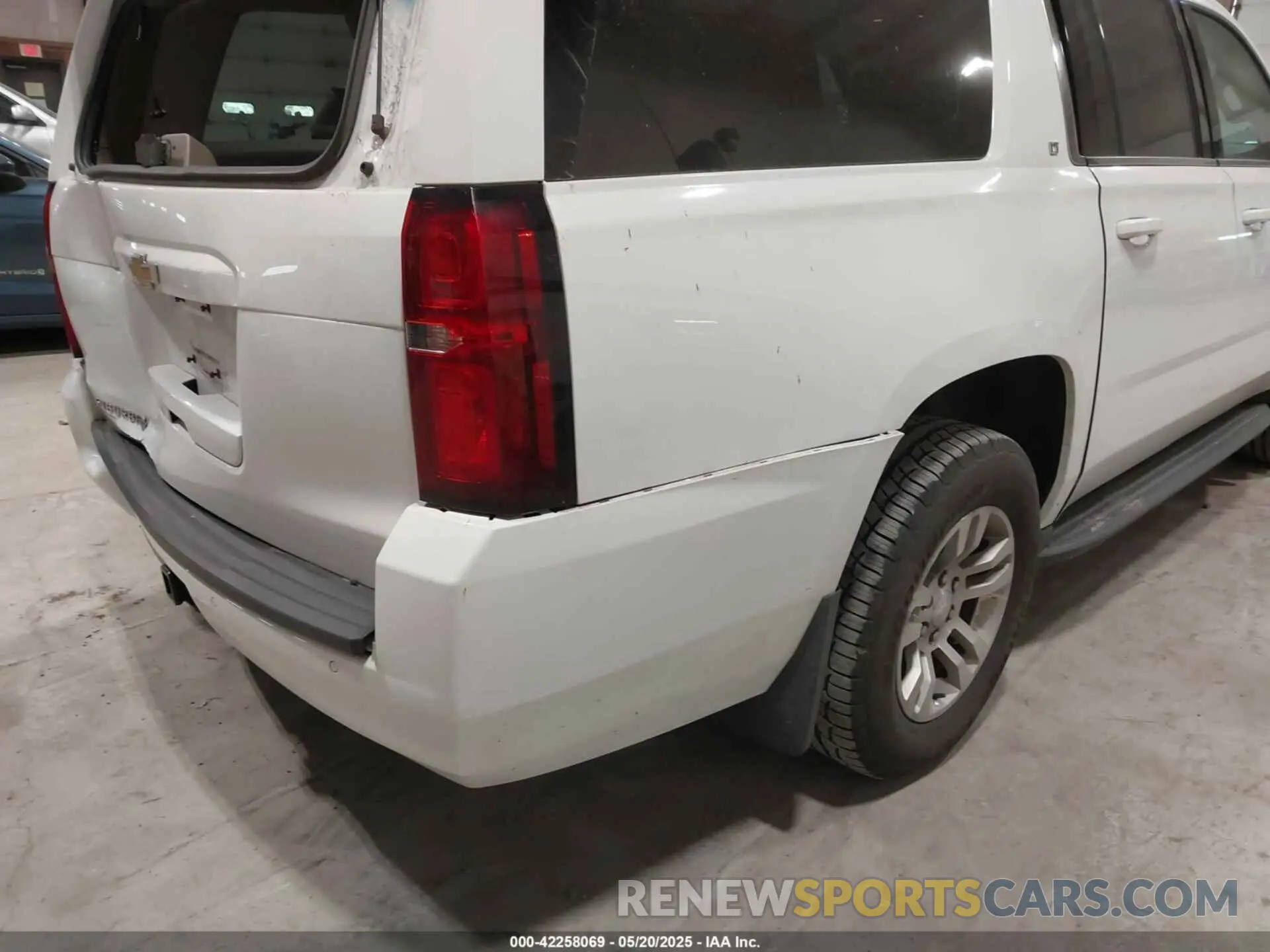 18 Photograph of a damaged car 1GNSKHKC2KR250273 CHEVROLET SUBURBAN 2019