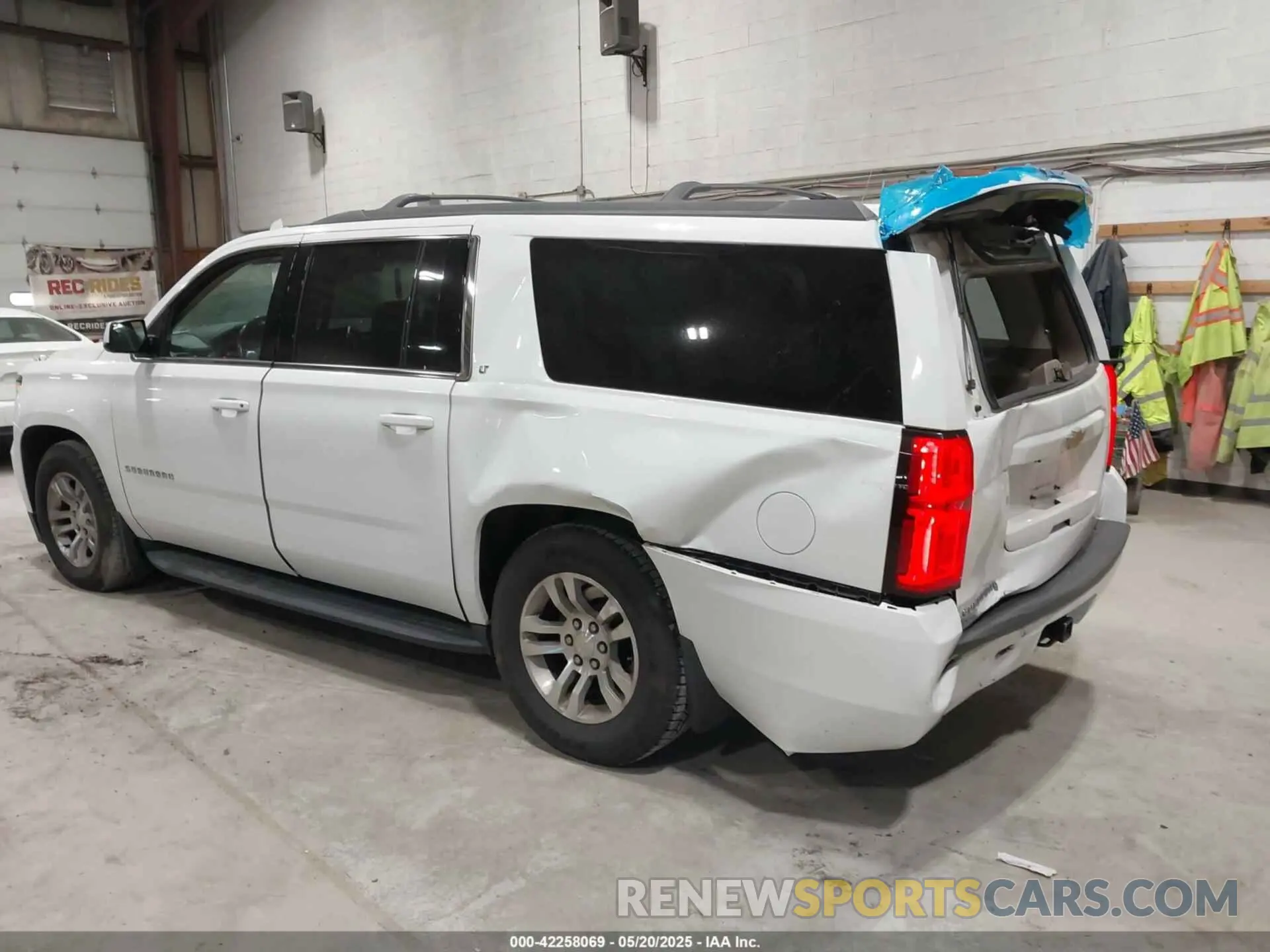 3 Photograph of a damaged car 1GNSKHKC2KR250273 CHEVROLET SUBURBAN 2019
