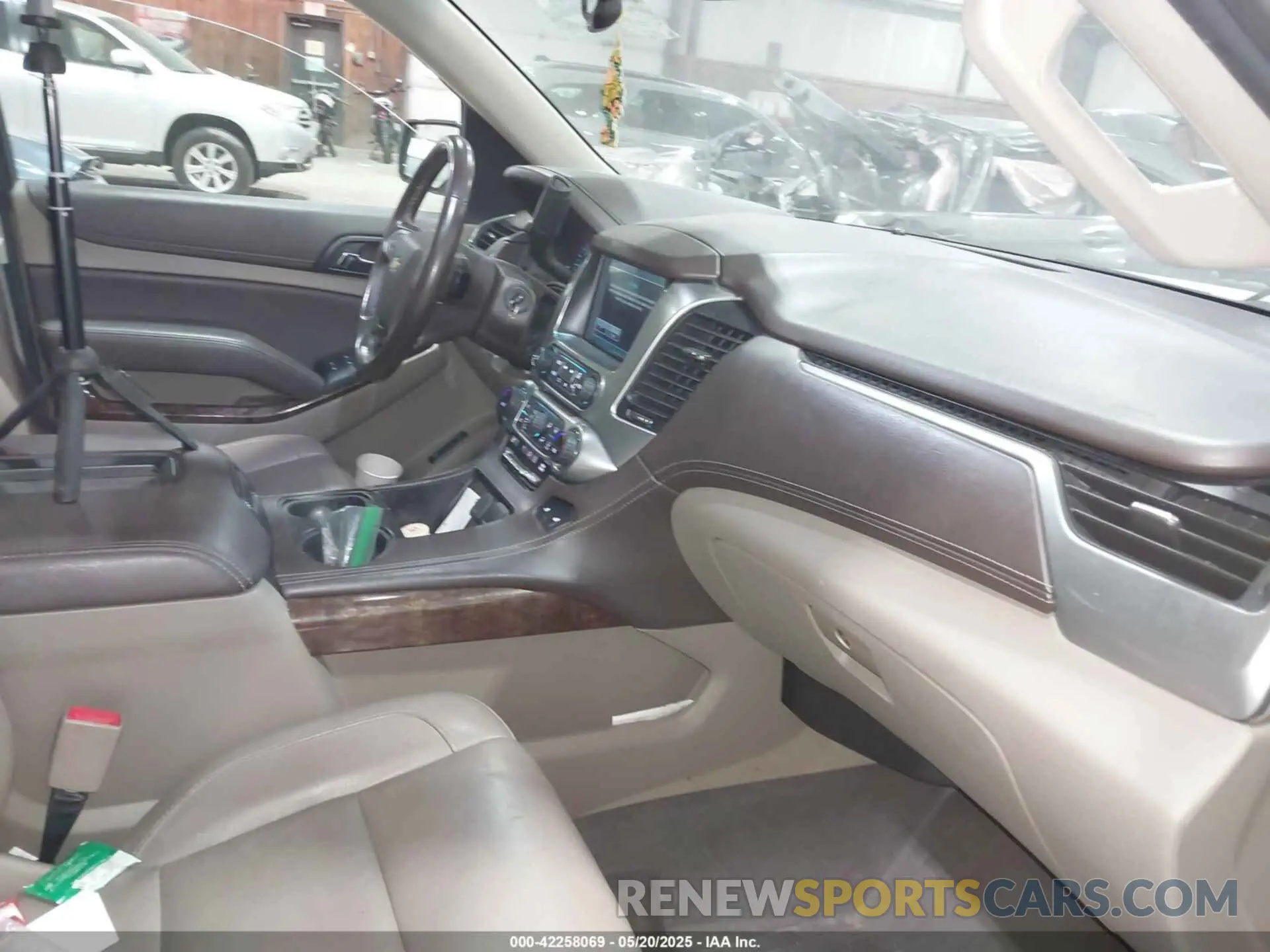 5 Photograph of a damaged car 1GNSKHKC2KR250273 CHEVROLET SUBURBAN 2019