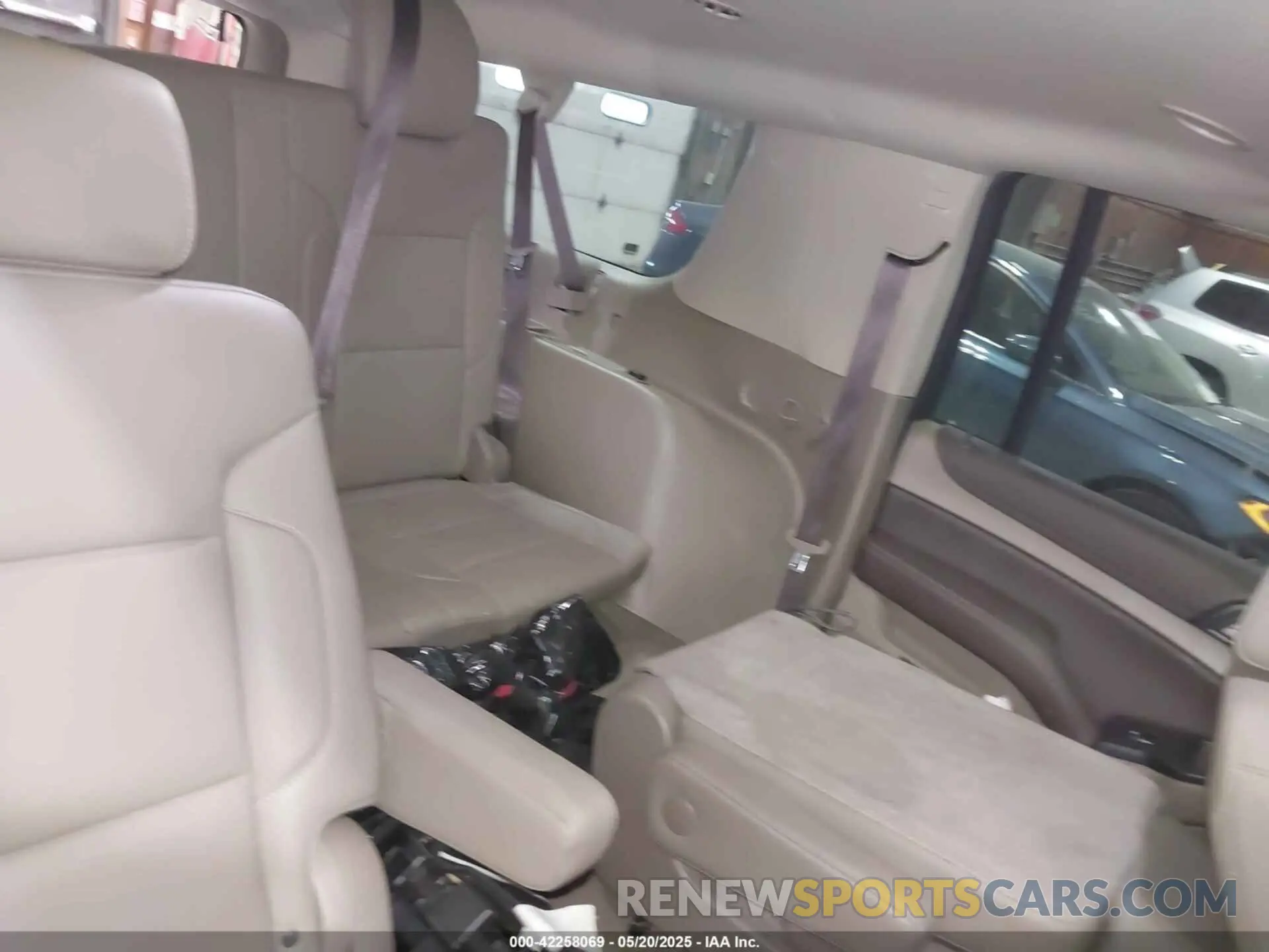 8 Photograph of a damaged car 1GNSKHKC2KR250273 CHEVROLET SUBURBAN 2019