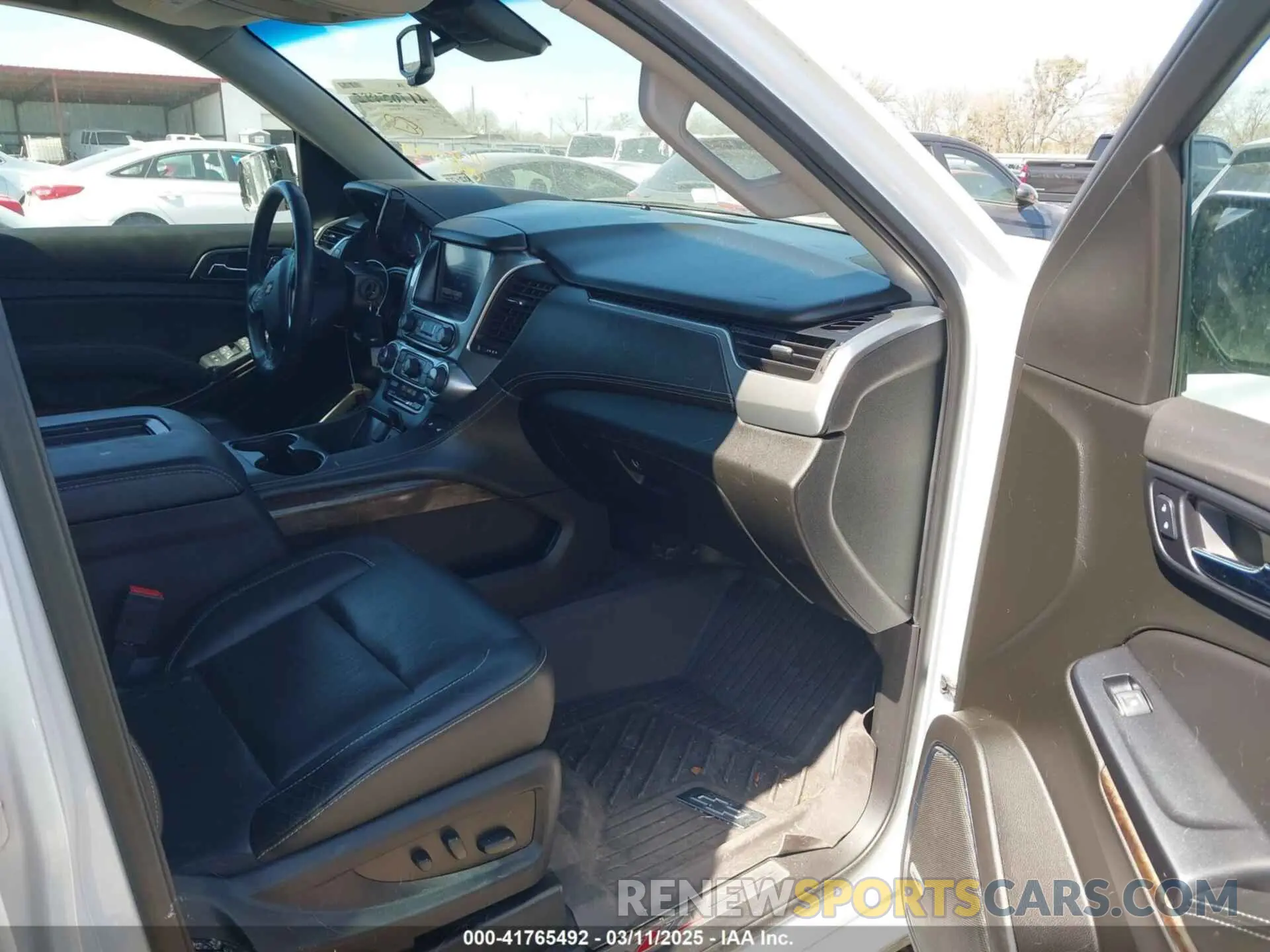 5 Photograph of a damaged car 1GNSKHKC2KR297254 CHEVROLET SUBURBAN 2019