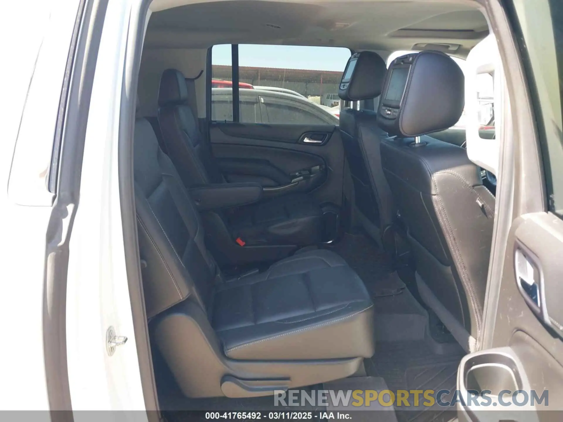 8 Photograph of a damaged car 1GNSKHKC2KR297254 CHEVROLET SUBURBAN 2019