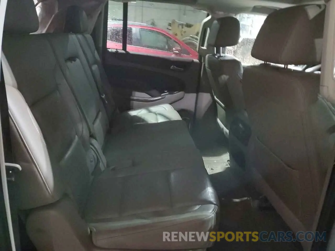 10 Photograph of a damaged car 1GNSKHKC2KR367660 CHEVROLET SUBURBAN 2019