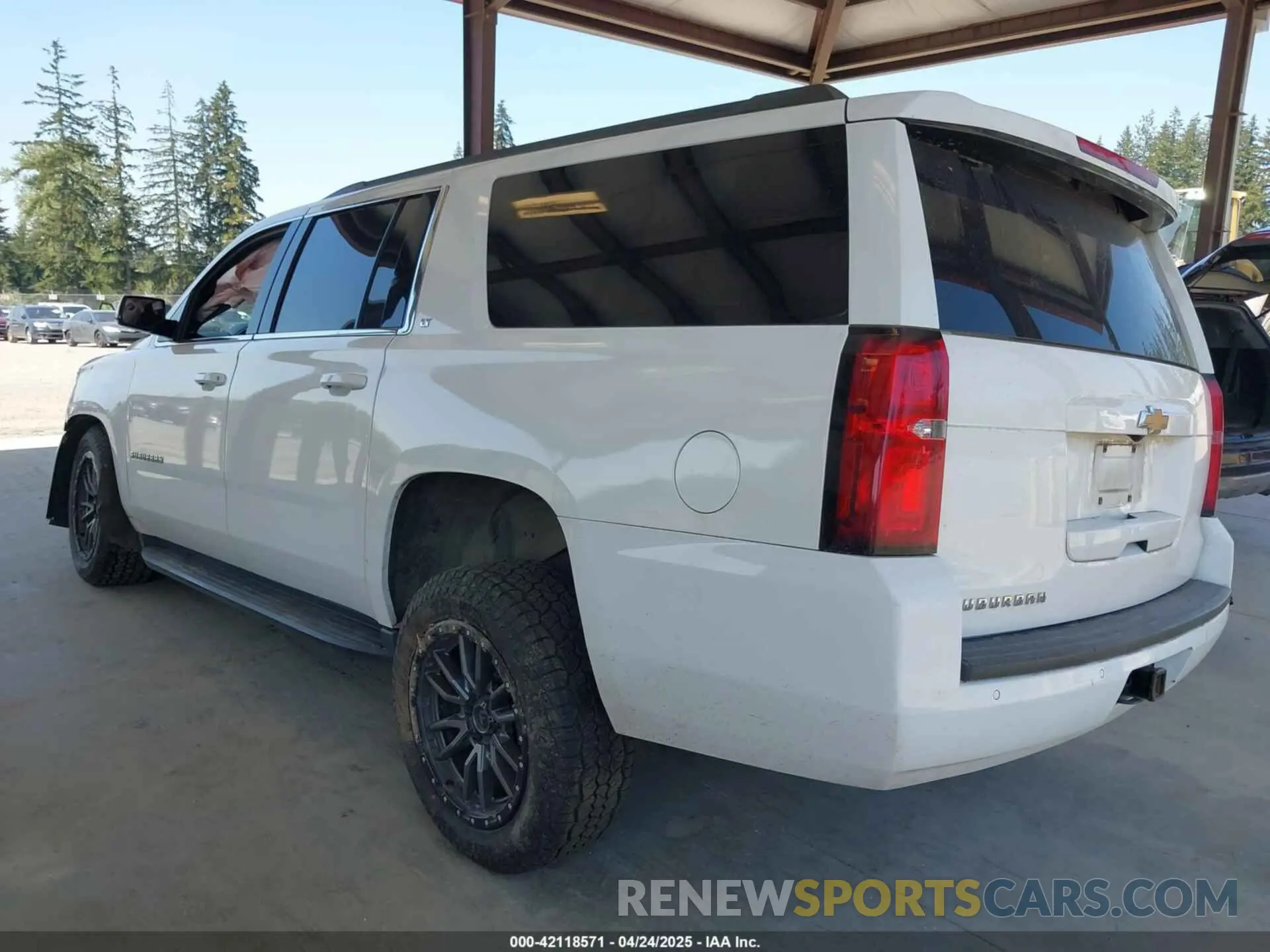 3 Photograph of a damaged car 1GNSKHKC2KR384572 CHEVROLET SUBURBAN 2019