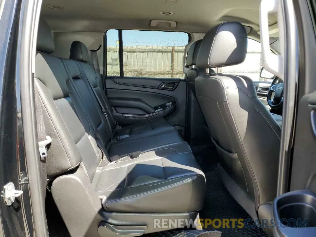 11 Photograph of a damaged car 1GNSKHKC3KR117263 CHEVROLET SUBURBAN 2019