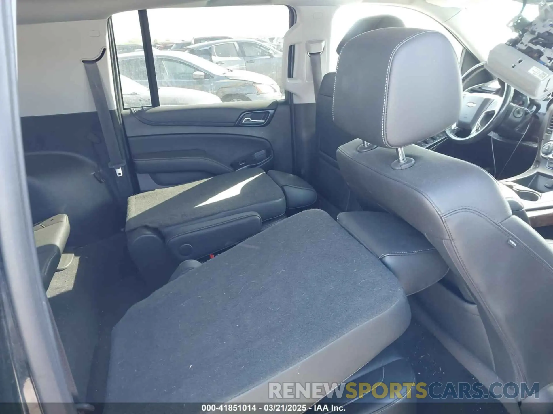 8 Photograph of a damaged car 1GNSKHKC3KR285095 CHEVROLET SUBURBAN 2019