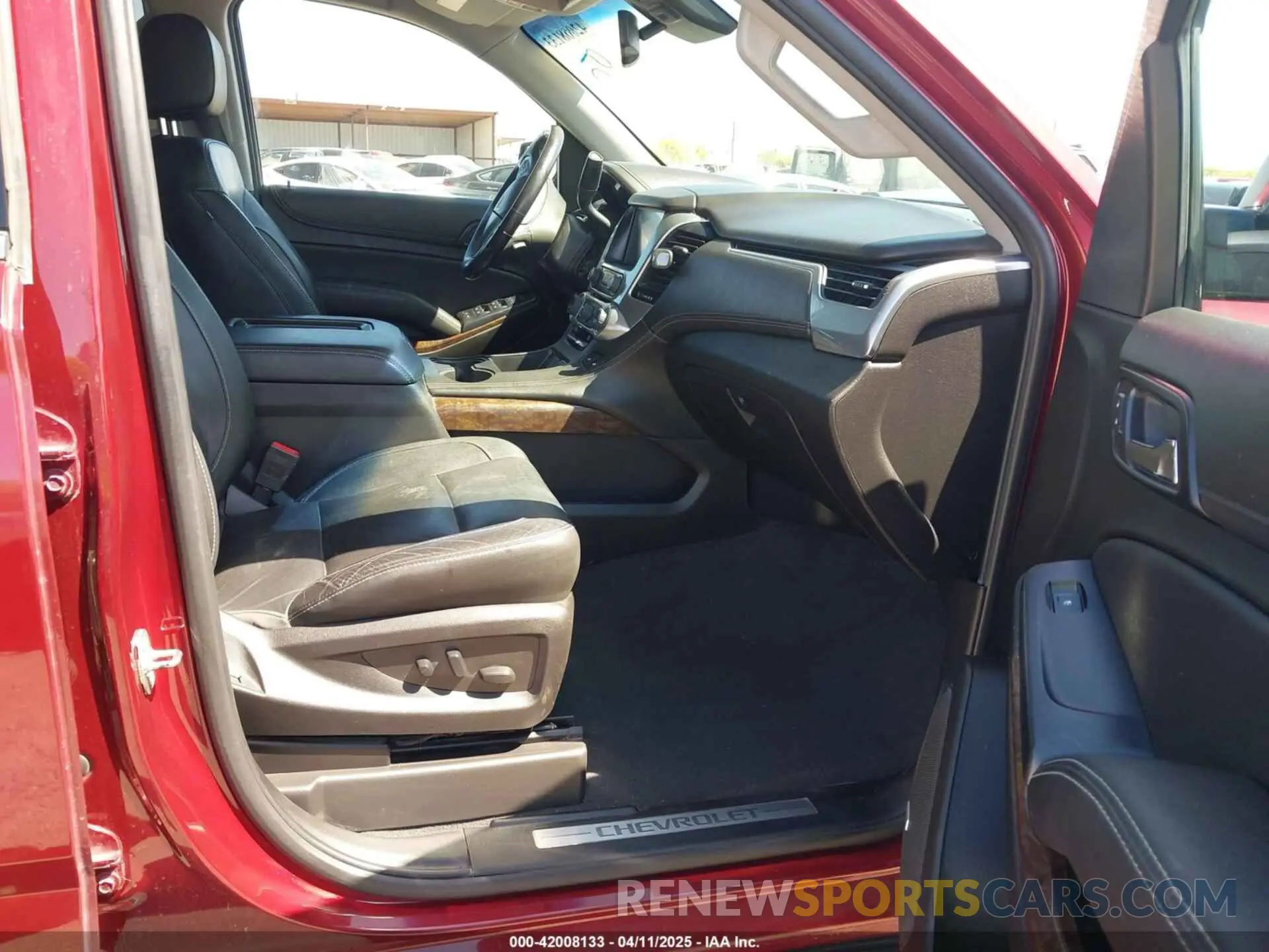 5 Photograph of a damaged car 1GNSKHKC3KR298509 CHEVROLET SUBURBAN 2019