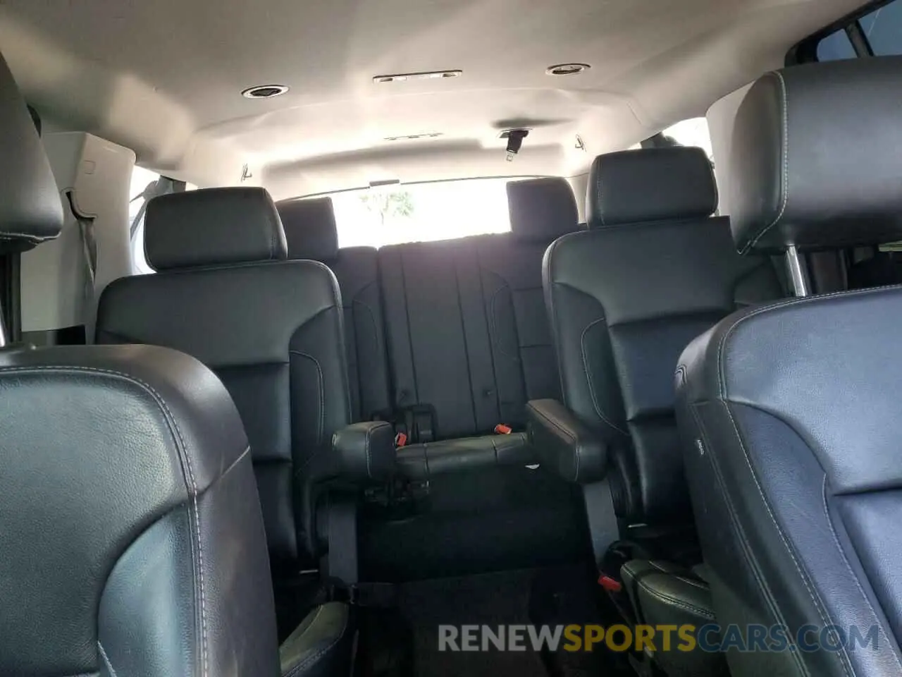 10 Photograph of a damaged car 1GNSKHKC4KR220093 CHEVROLET SUBURBAN 2019