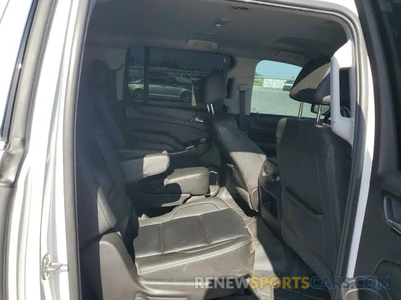 11 Photograph of a damaged car 1GNSKHKC4KR220093 CHEVROLET SUBURBAN 2019