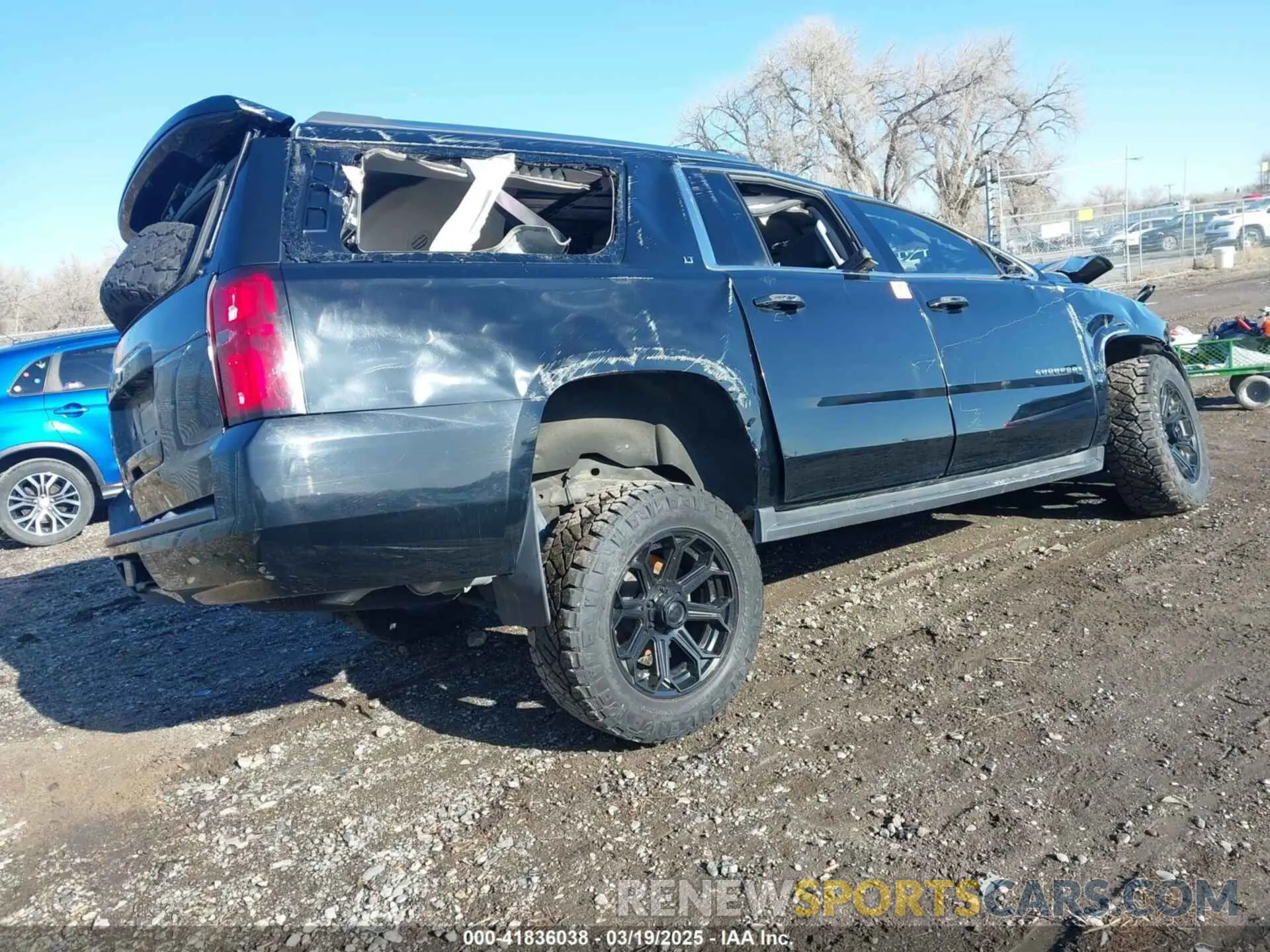4 Photograph of a damaged car 1GNSKHKC4KR400321 CHEVROLET SUBURBAN 2019