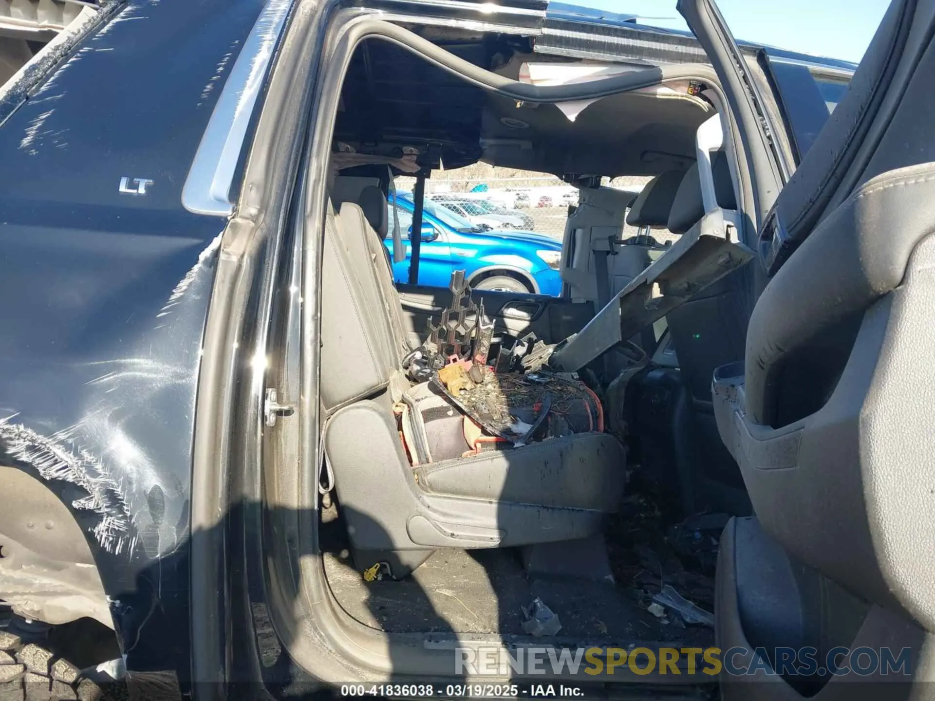 8 Photograph of a damaged car 1GNSKHKC4KR400321 CHEVROLET SUBURBAN 2019