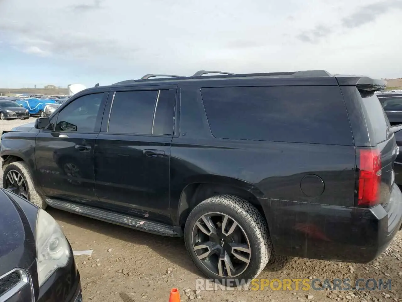 2 Photograph of a damaged car 1GNSKHKC5KR291660 CHEVROLET SUBURBAN 2019