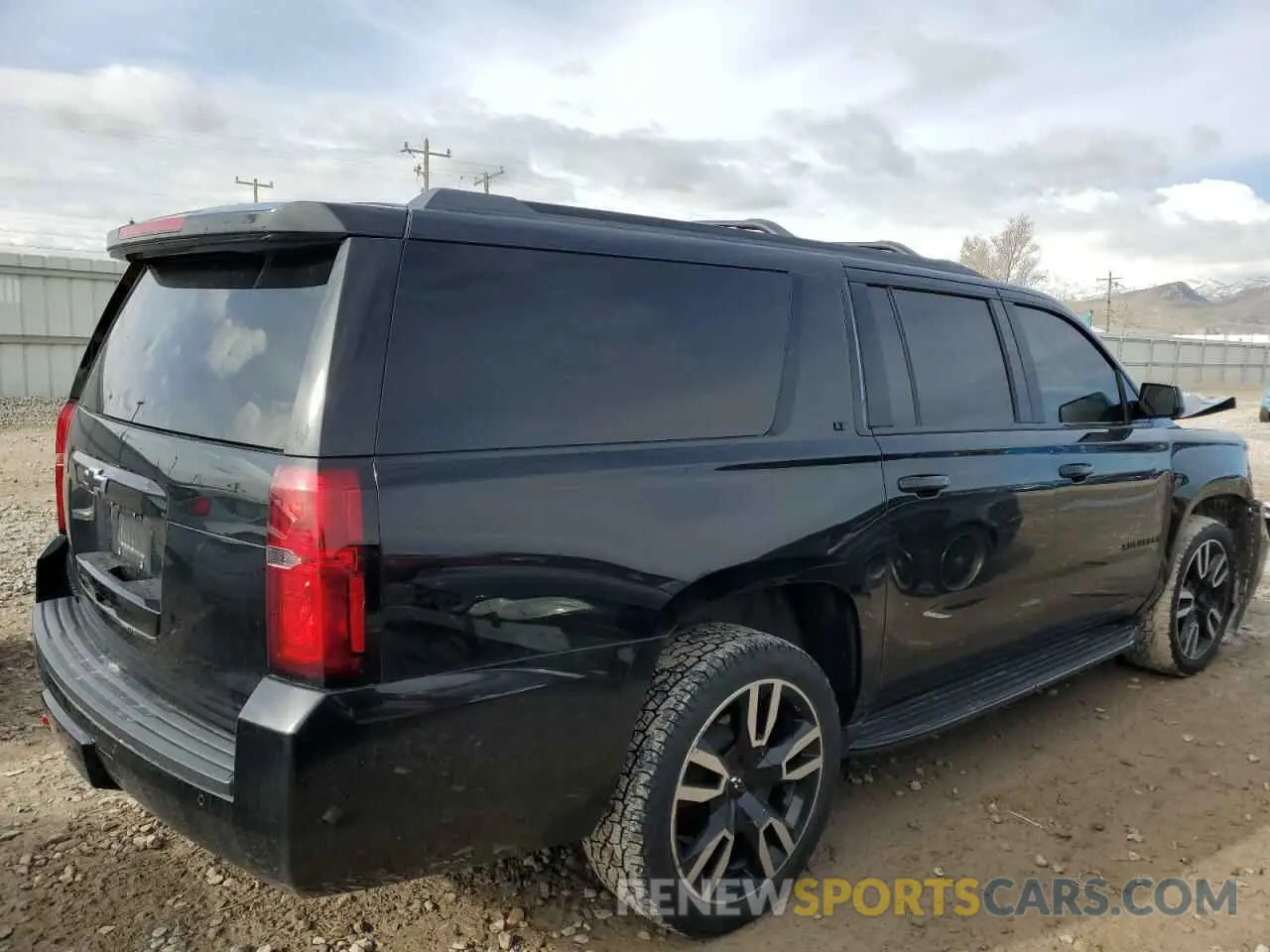 3 Photograph of a damaged car 1GNSKHKC5KR291660 CHEVROLET SUBURBAN 2019