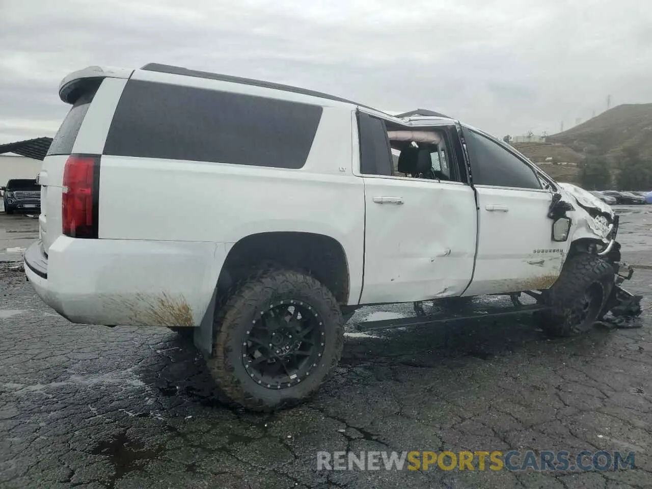 3 Photograph of a damaged car 1GNSKHKC5KR315150 CHEVROLET SUBURBAN 2019