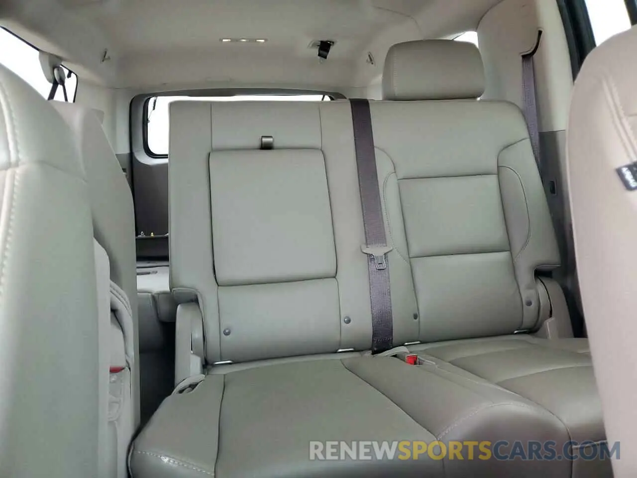 10 Photograph of a damaged car 1GNSKHKC5KR364798 CHEVROLET SUBURBAN 2019
