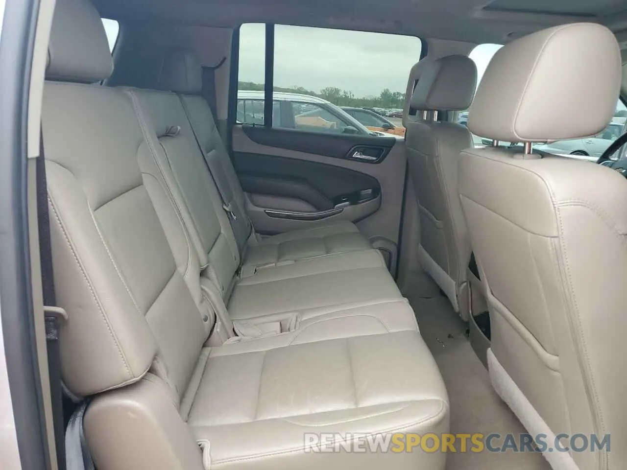 11 Photograph of a damaged car 1GNSKHKC5KR364798 CHEVROLET SUBURBAN 2019