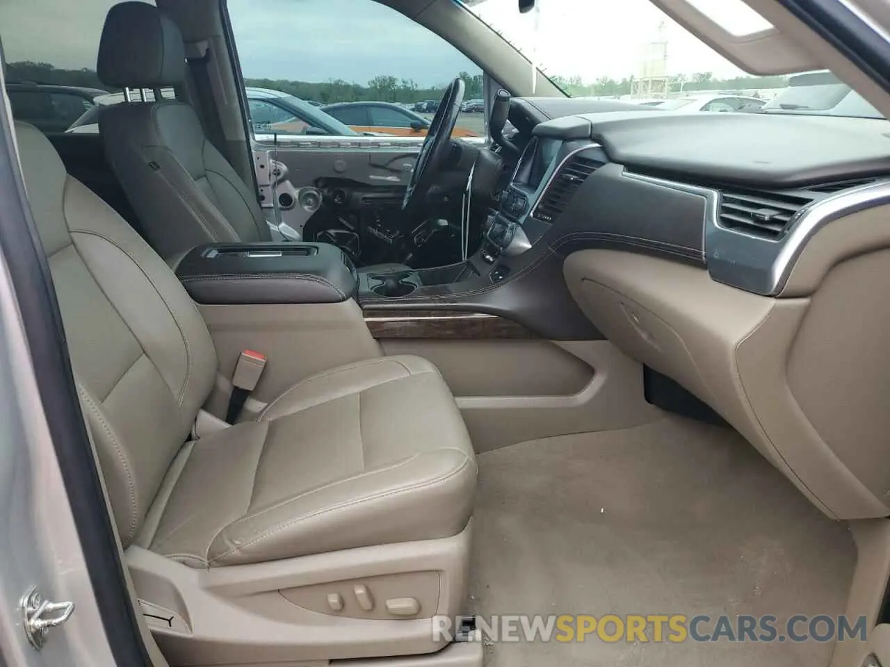 7 Photograph of a damaged car 1GNSKHKC5KR364798 CHEVROLET SUBURBAN 2019