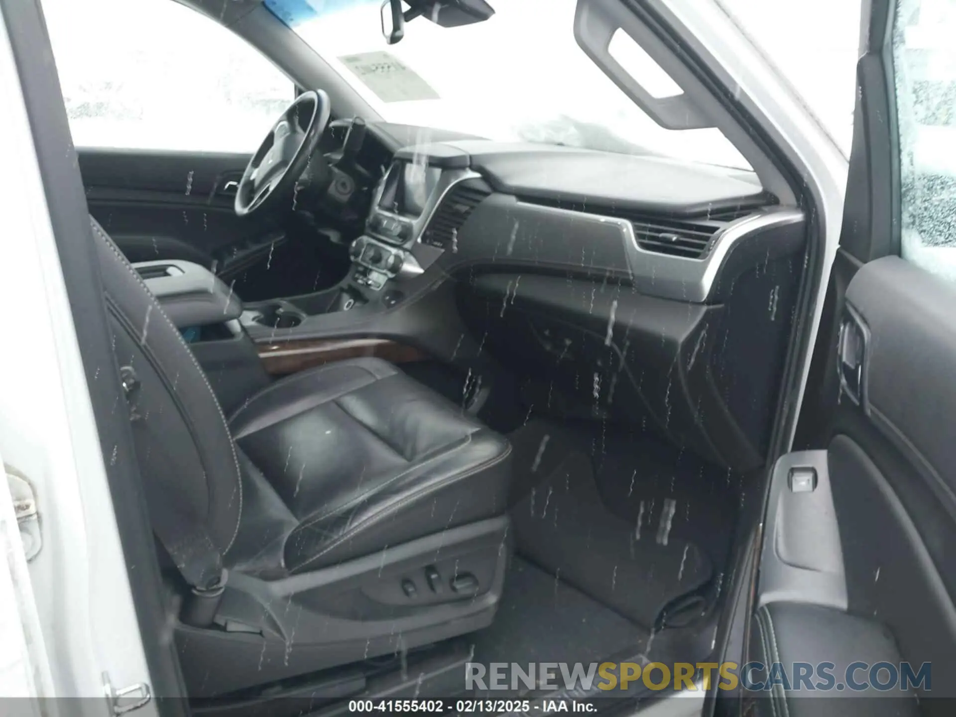 5 Photograph of a damaged car 1GNSKHKC6KR191177 CHEVROLET SUBURBAN 2019