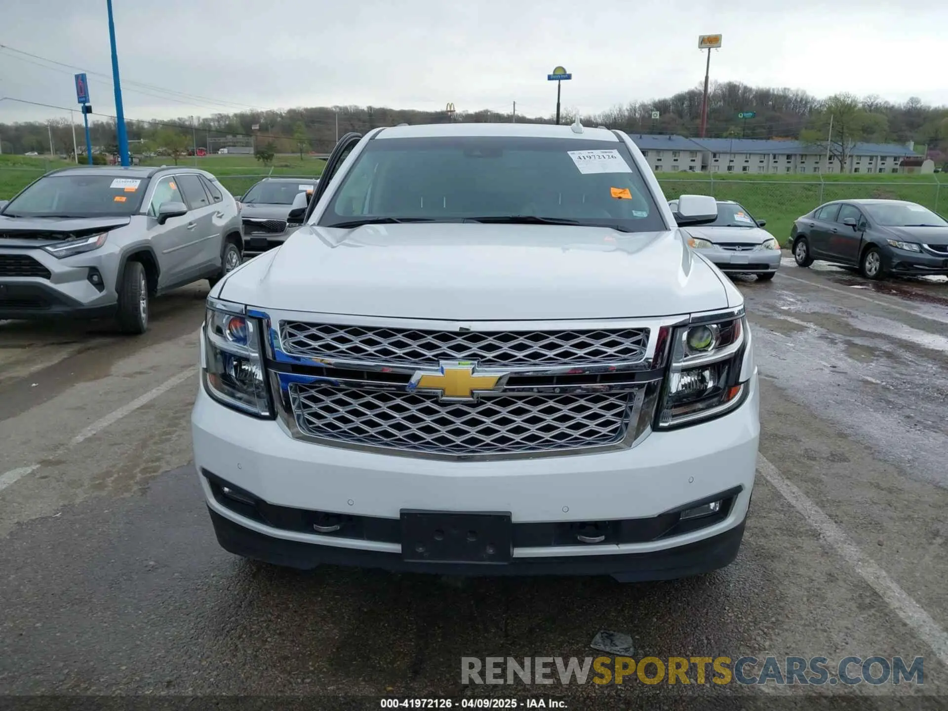 11 Photograph of a damaged car 1GNSKHKC6KR300656 CHEVROLET SUBURBAN 2019