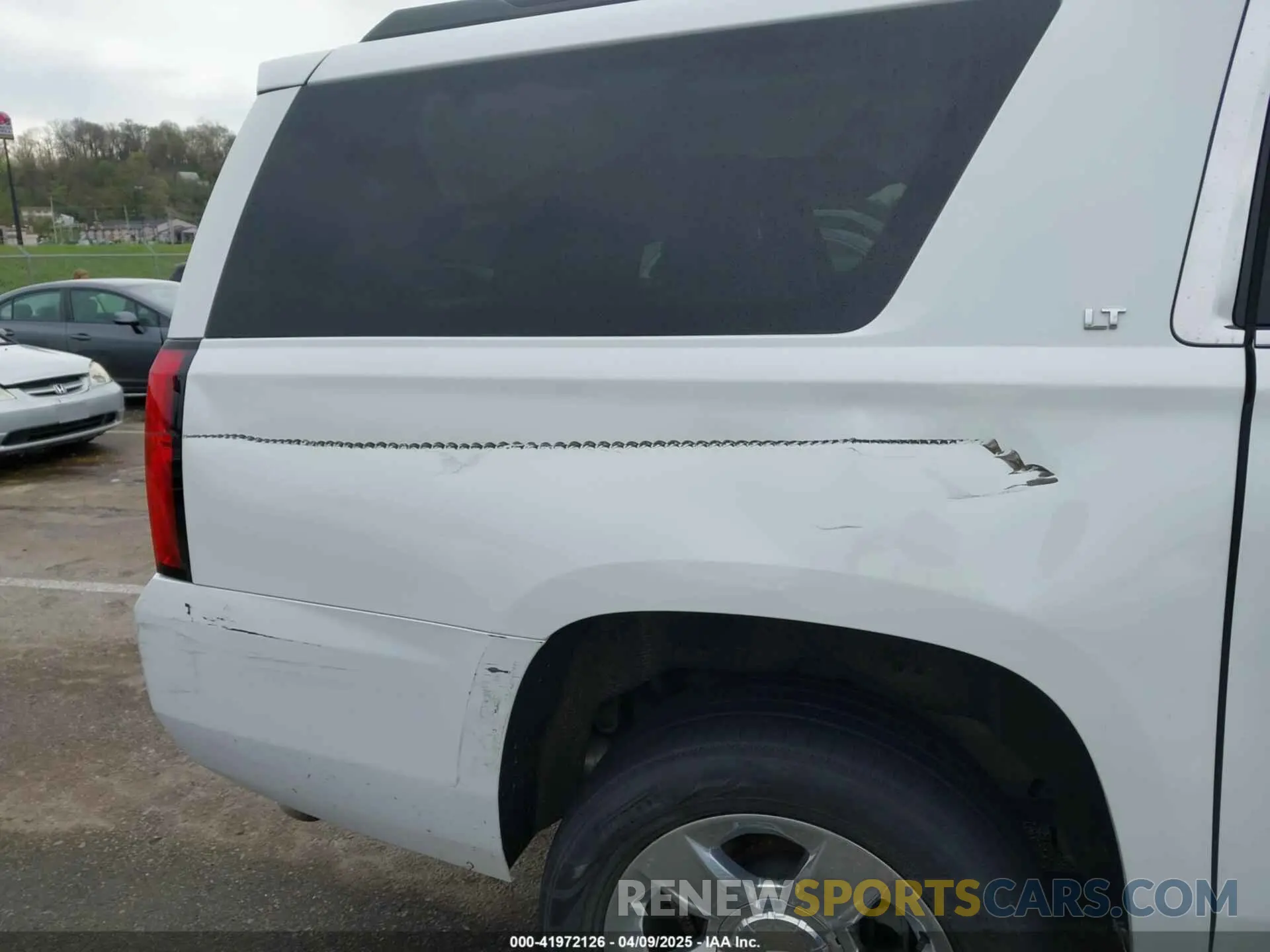 17 Photograph of a damaged car 1GNSKHKC6KR300656 CHEVROLET SUBURBAN 2019