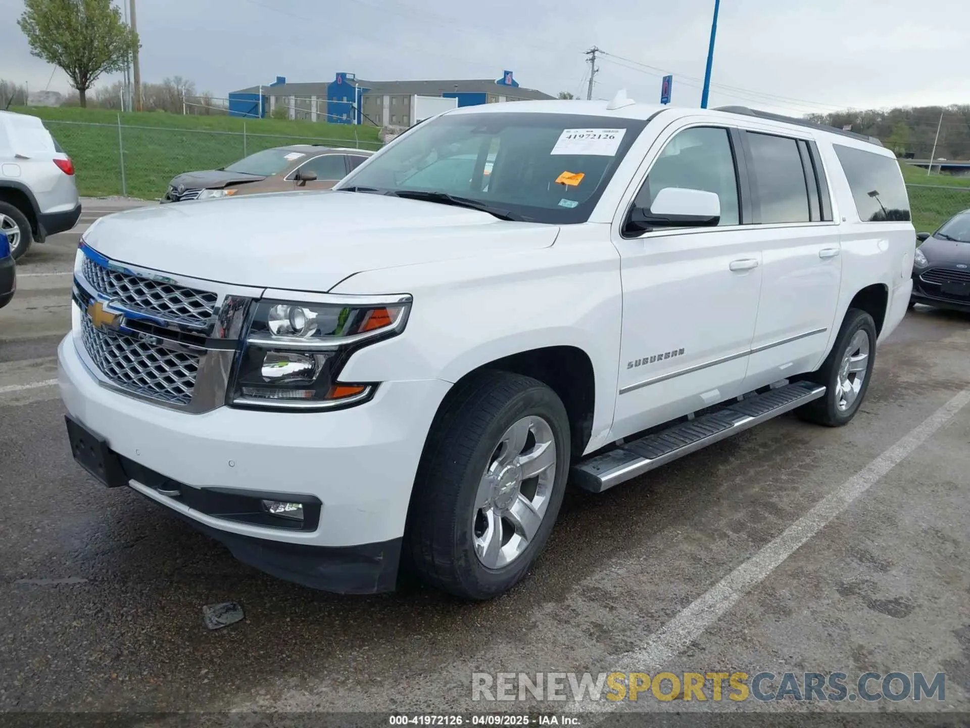 2 Photograph of a damaged car 1GNSKHKC6KR300656 CHEVROLET SUBURBAN 2019