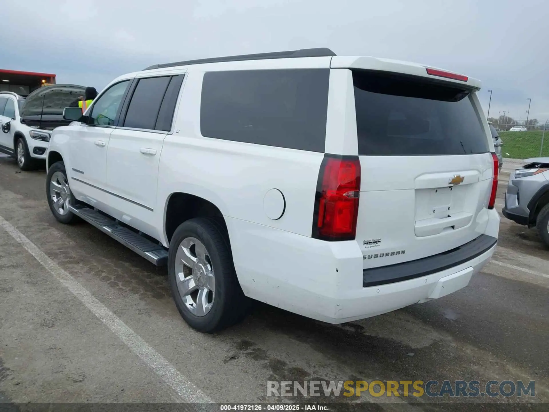 3 Photograph of a damaged car 1GNSKHKC6KR300656 CHEVROLET SUBURBAN 2019
