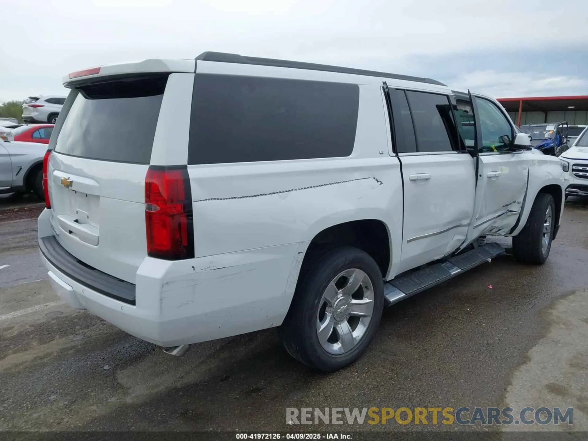 4 Photograph of a damaged car 1GNSKHKC6KR300656 CHEVROLET SUBURBAN 2019