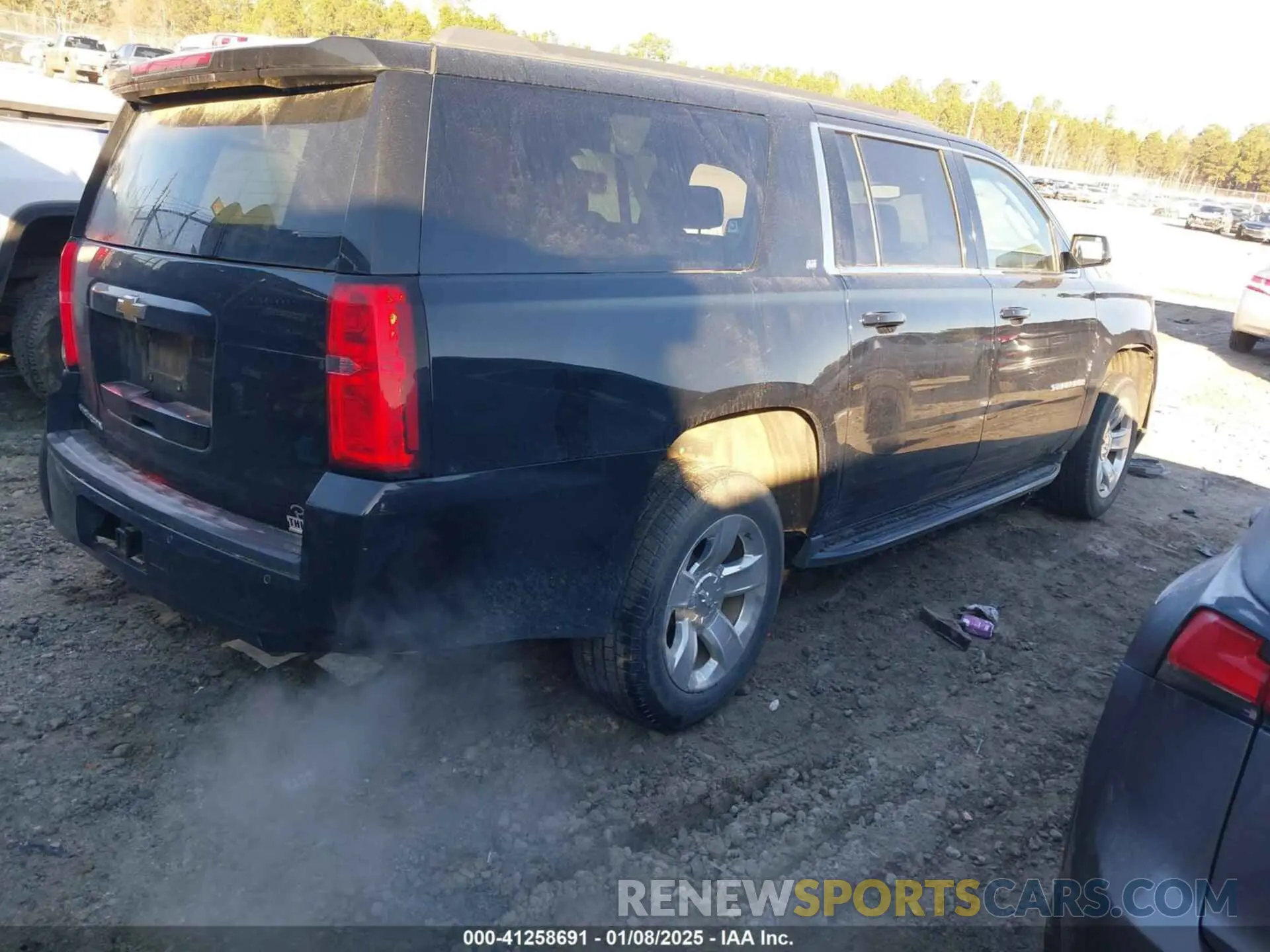 4 Photograph of a damaged car 1GNSKHKC7KR163906 CHEVROLET SUBURBAN 2019