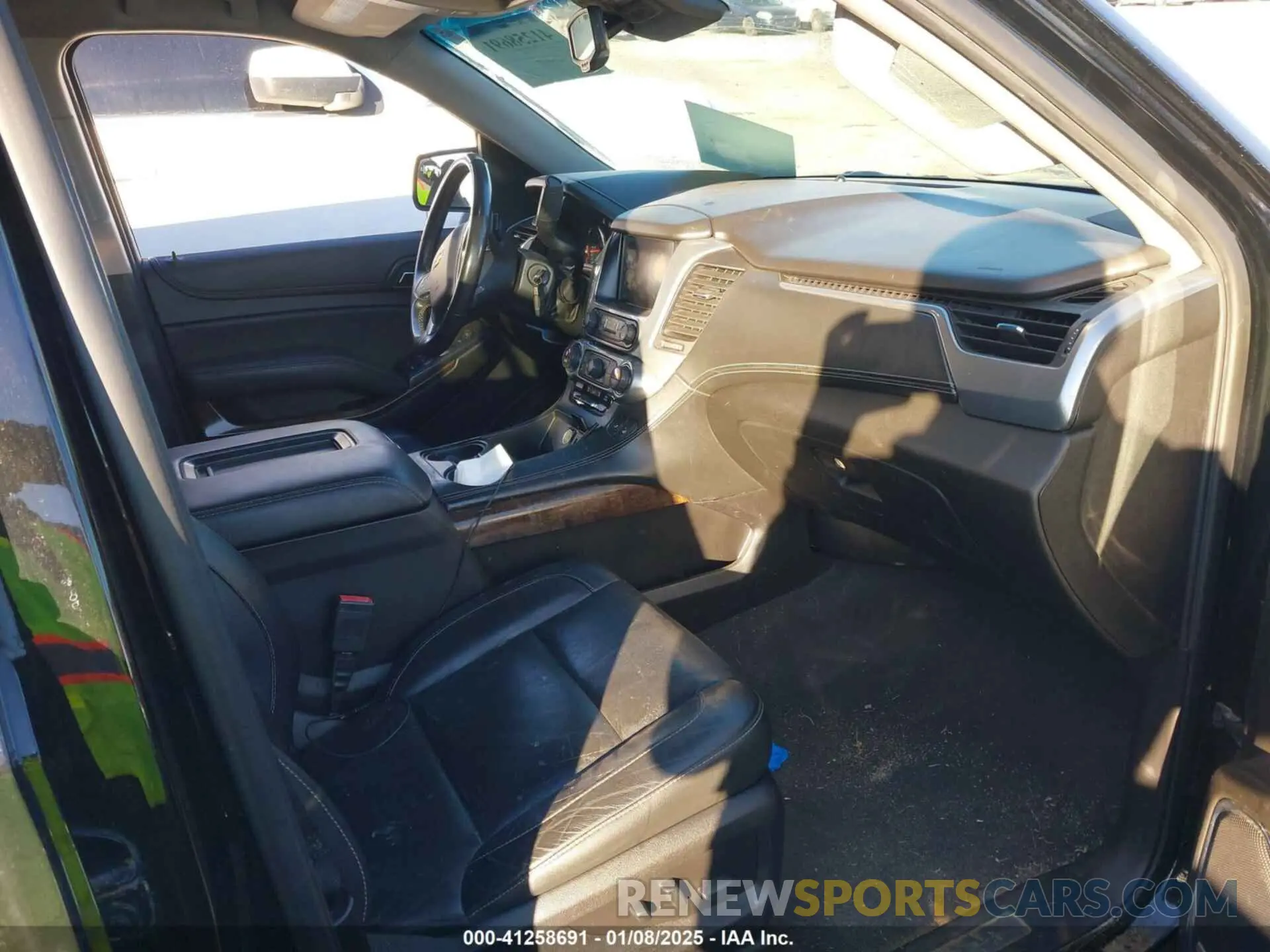 5 Photograph of a damaged car 1GNSKHKC7KR163906 CHEVROLET SUBURBAN 2019