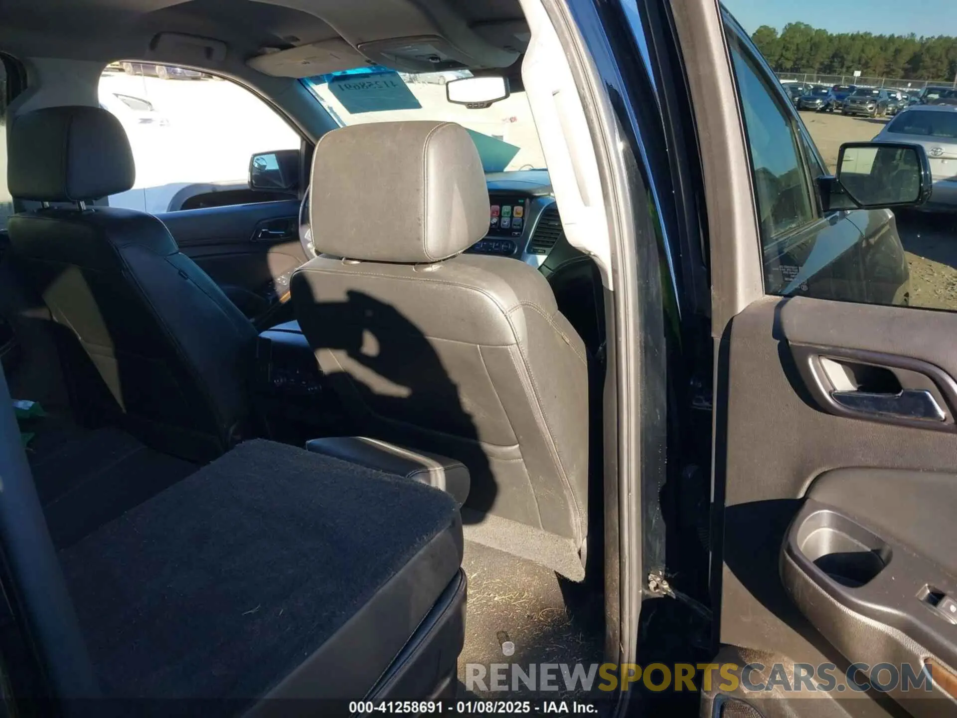 8 Photograph of a damaged car 1GNSKHKC7KR163906 CHEVROLET SUBURBAN 2019