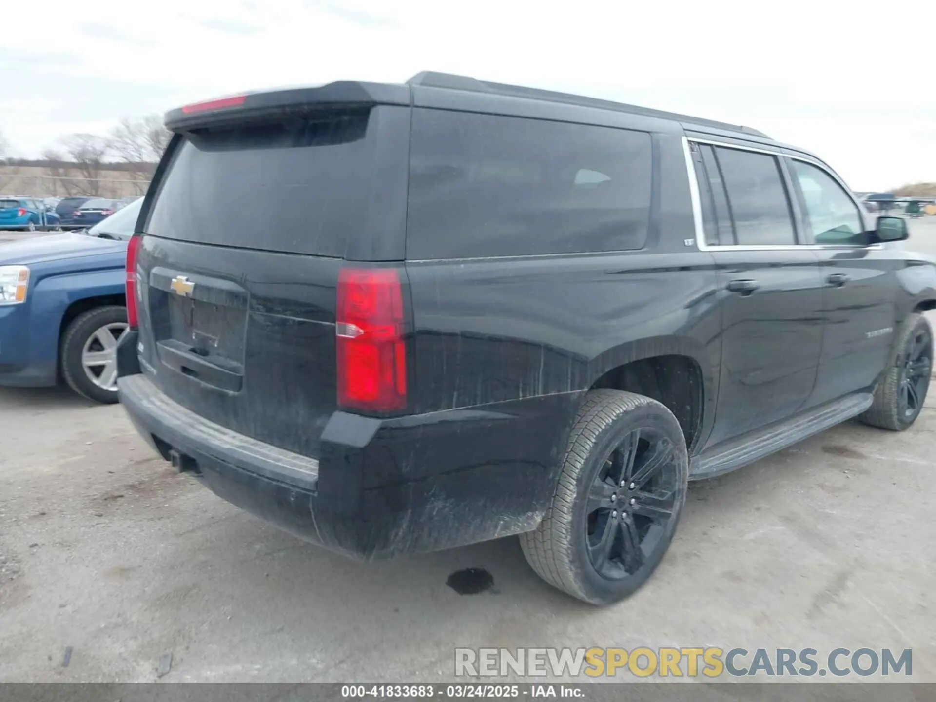 4 Photograph of a damaged car 1GNSKHKC7KR192984 CHEVROLET SUBURBAN 2019