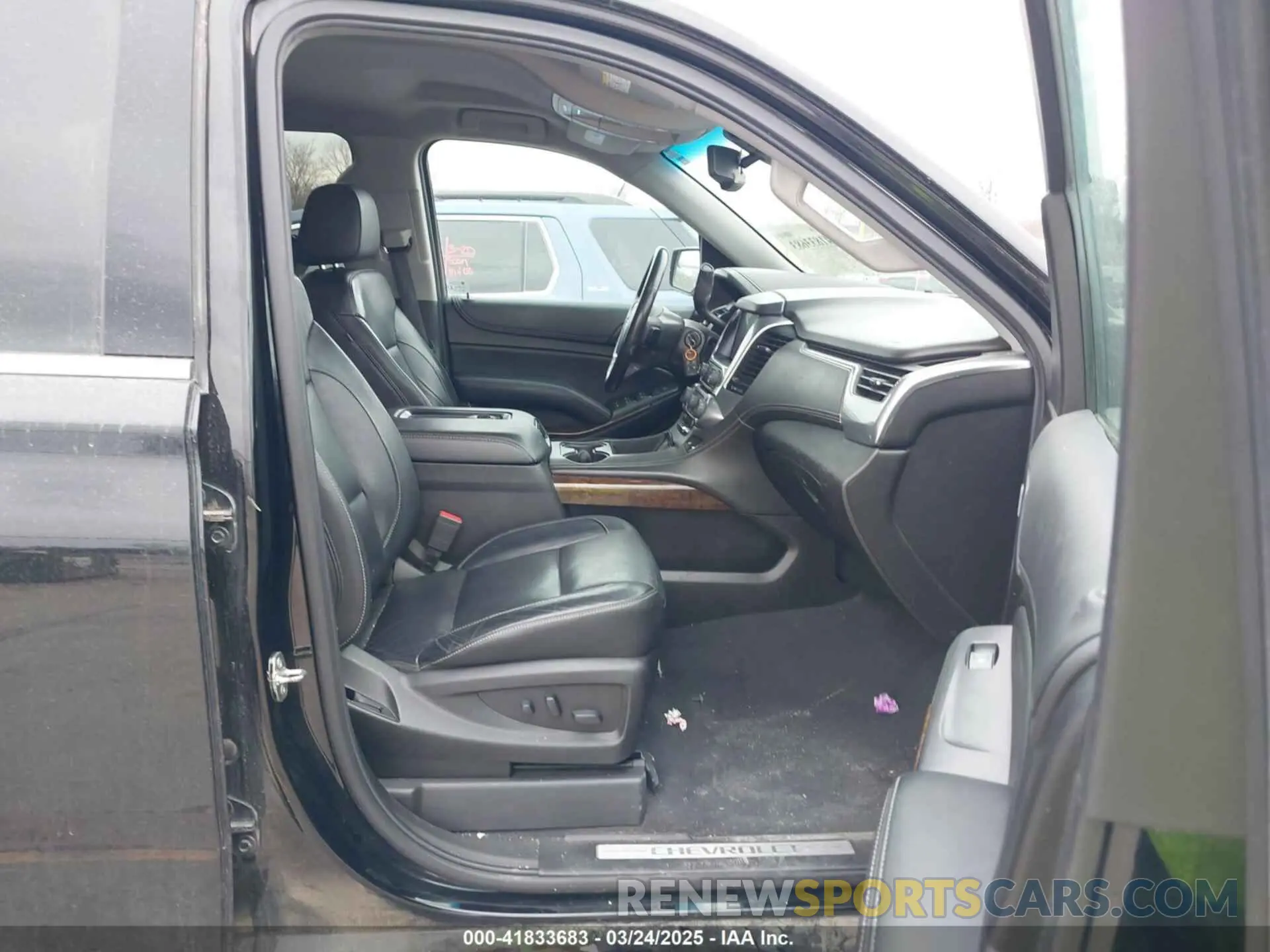 5 Photograph of a damaged car 1GNSKHKC7KR192984 CHEVROLET SUBURBAN 2019