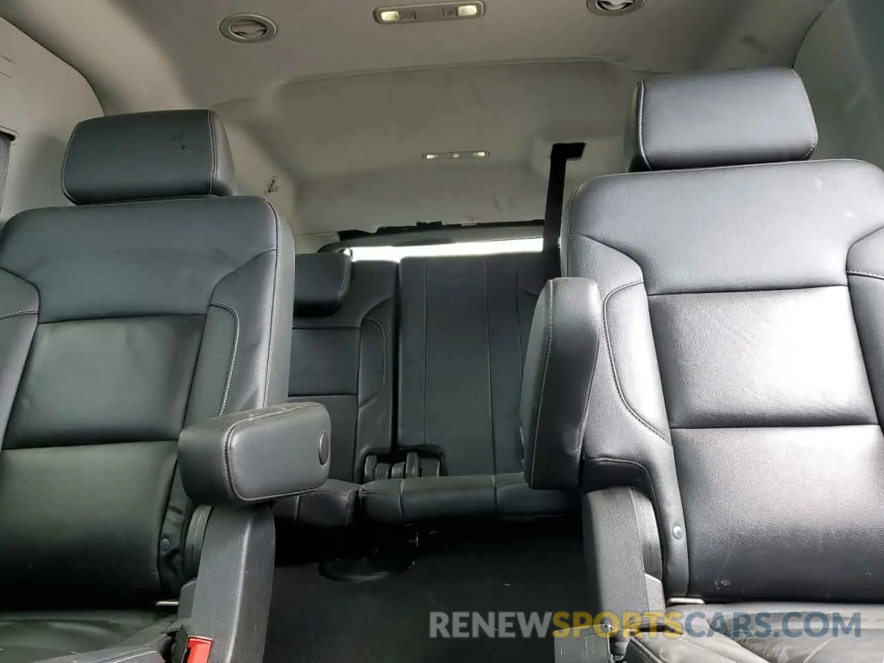 10 Photograph of a damaged car 1GNSKHKC8KR306927 CHEVROLET SUBURBAN 2019