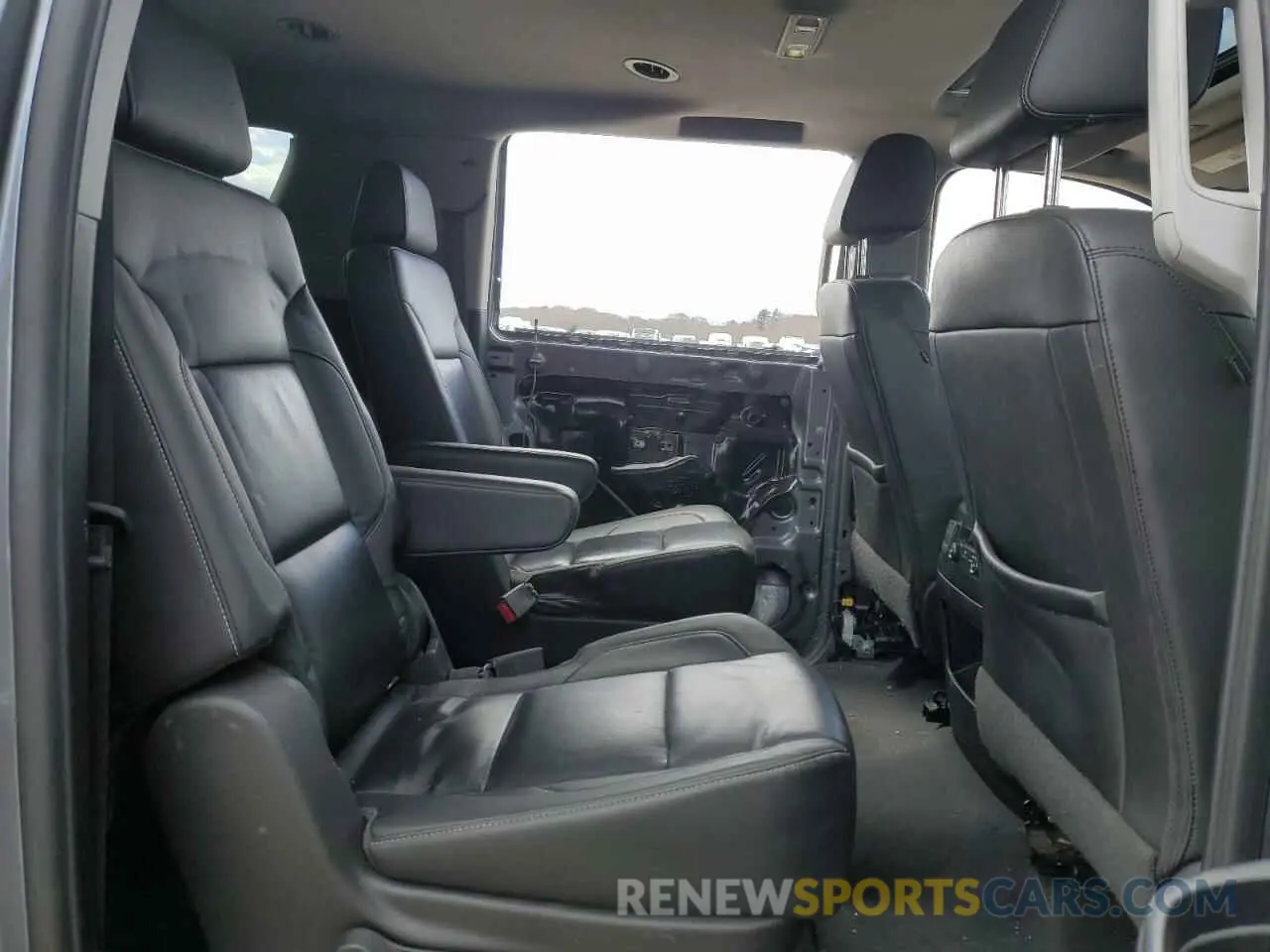 11 Photograph of a damaged car 1GNSKHKC8KR306927 CHEVROLET SUBURBAN 2019