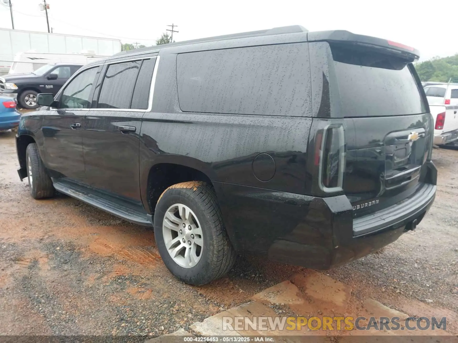 3 Photograph of a damaged car 1GNSKHKC8KR332167 CHEVROLET SUBURBAN 2019