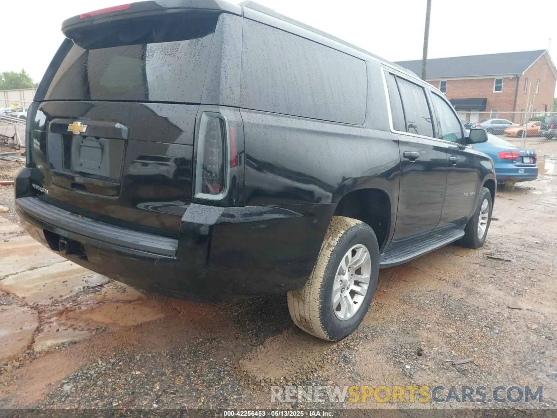 4 Photograph of a damaged car 1GNSKHKC8KR332167 CHEVROLET SUBURBAN 2019