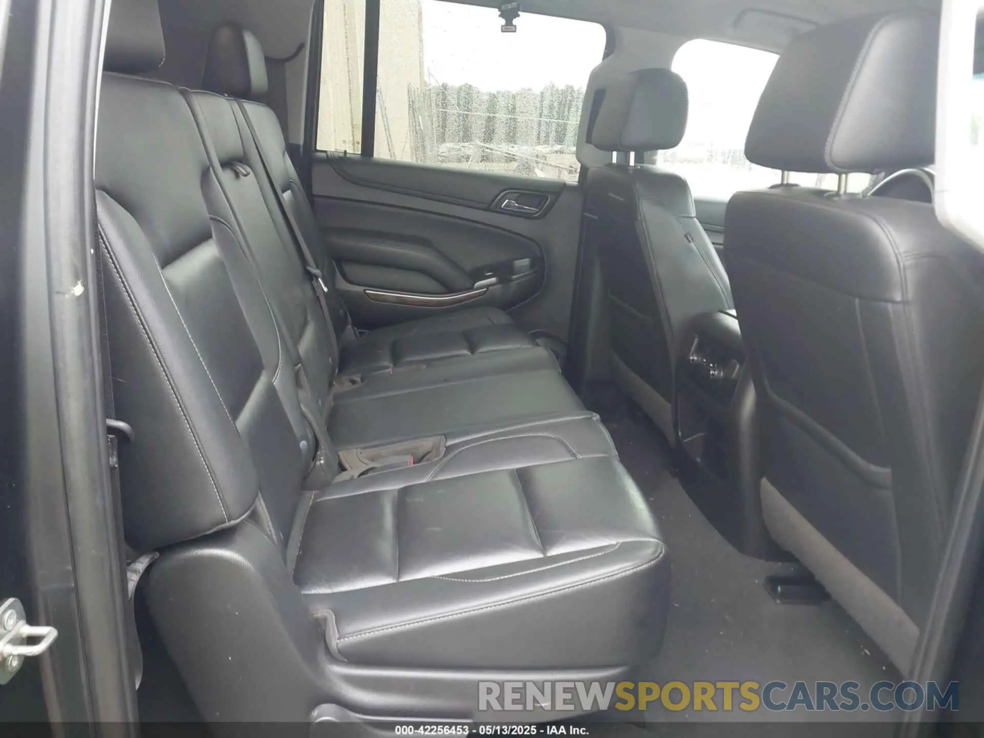 8 Photograph of a damaged car 1GNSKHKC8KR332167 CHEVROLET SUBURBAN 2019