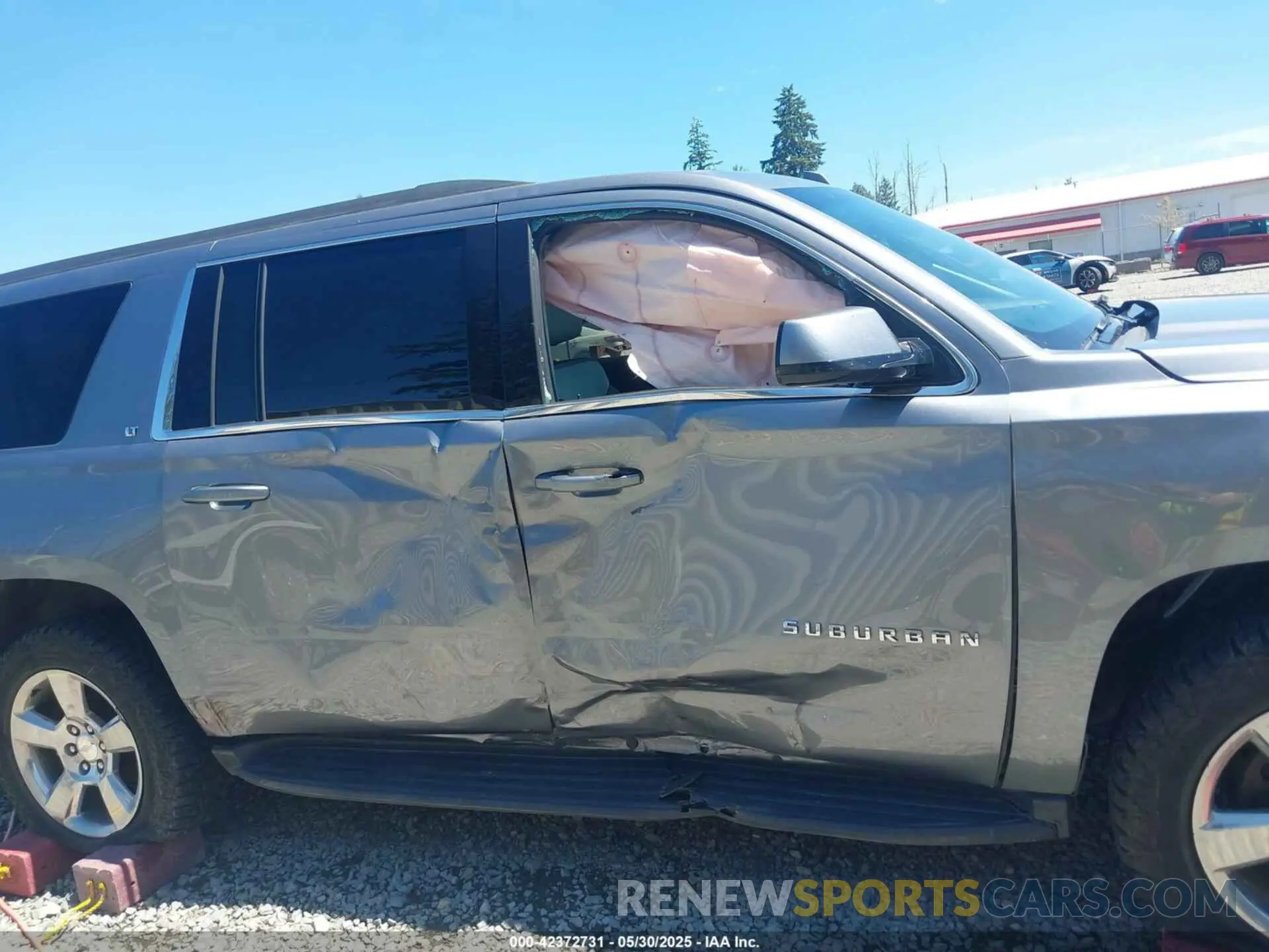 13 Photograph of a damaged car 1GNSKHKC9KR179184 CHEVROLET SUBURBAN 2019