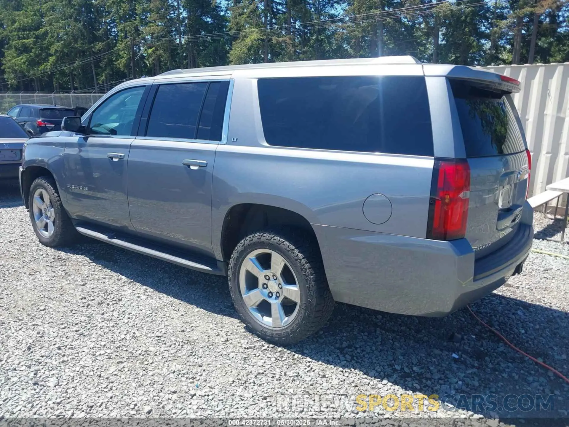 3 Photograph of a damaged car 1GNSKHKC9KR179184 CHEVROLET SUBURBAN 2019