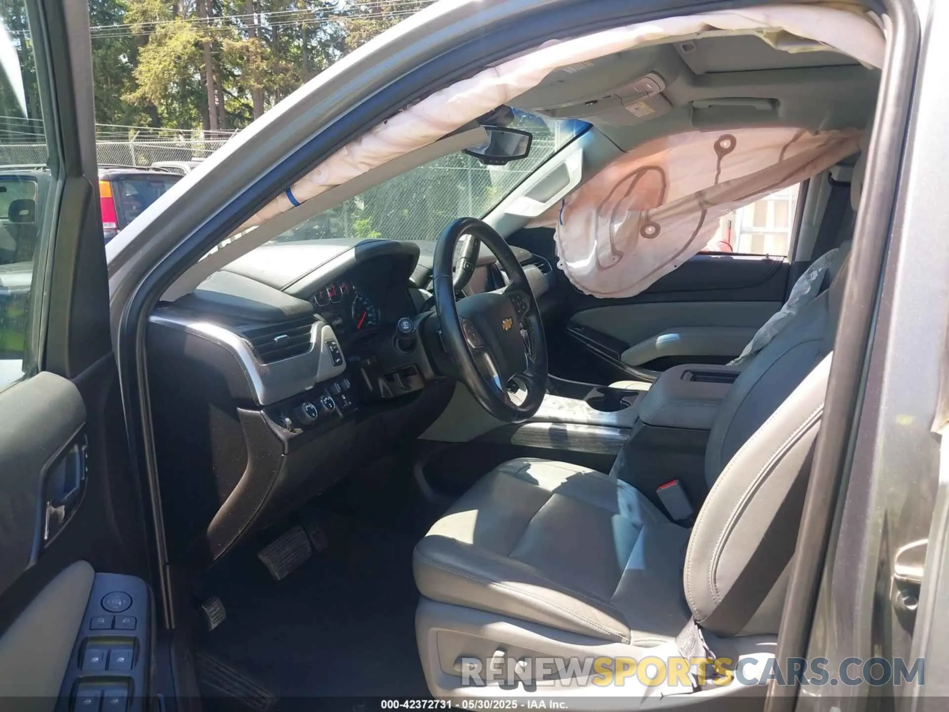 5 Photograph of a damaged car 1GNSKHKC9KR179184 CHEVROLET SUBURBAN 2019