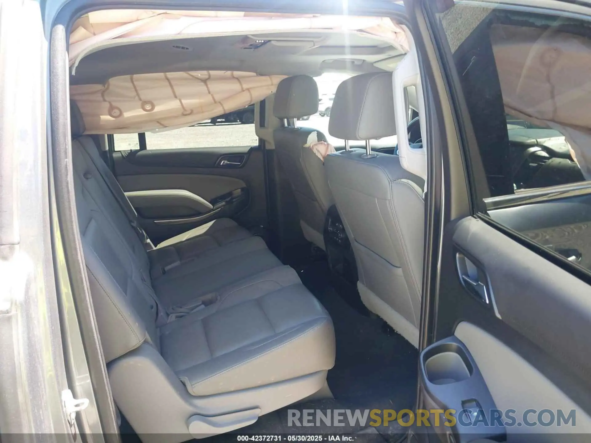 8 Photograph of a damaged car 1GNSKHKC9KR179184 CHEVROLET SUBURBAN 2019