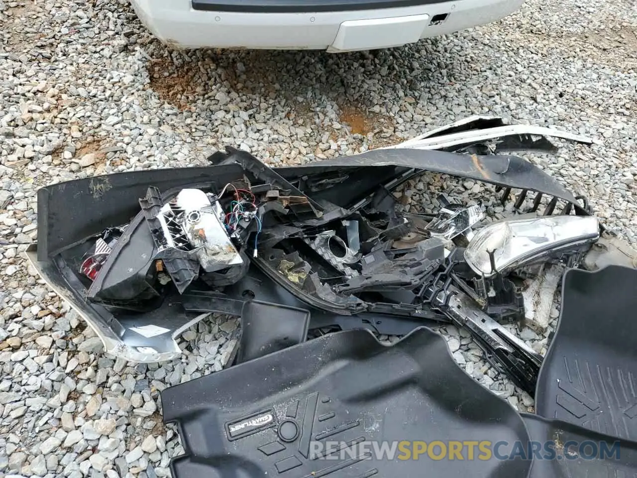 13 Photograph of a damaged car 1GNSKHKC9KR186216 CHEVROLET SUBURBAN 2019