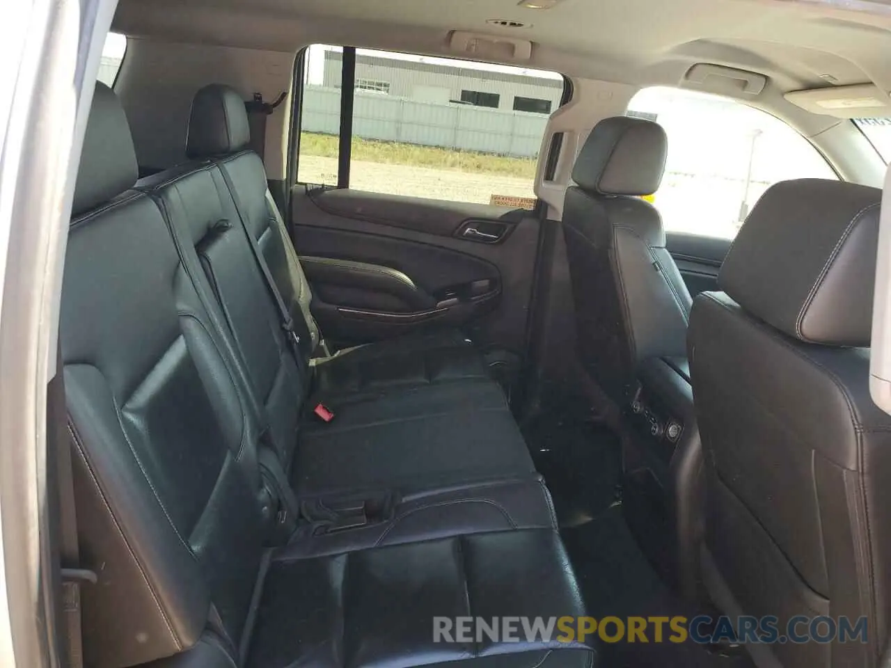 10 Photograph of a damaged car 1GNSKHKC9KR369051 CHEVROLET SUBURBAN 2019