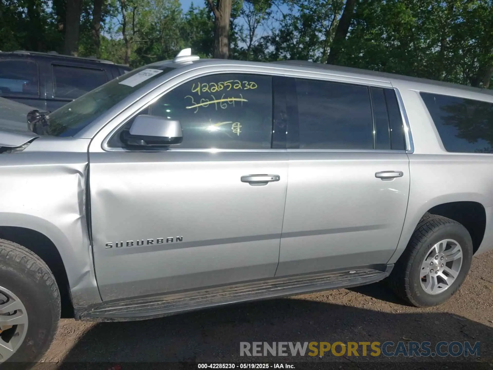 13 Photograph of a damaged car 1GNSKHKCXKR301647 CHEVROLET SUBURBAN 2019