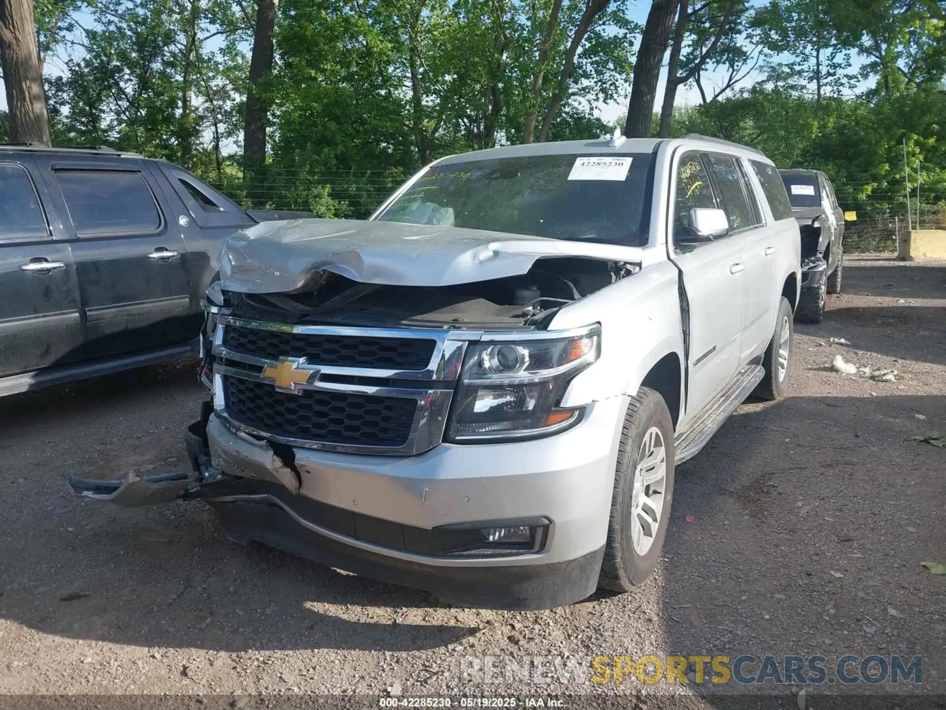 2 Photograph of a damaged car 1GNSKHKCXKR301647 CHEVROLET SUBURBAN 2019