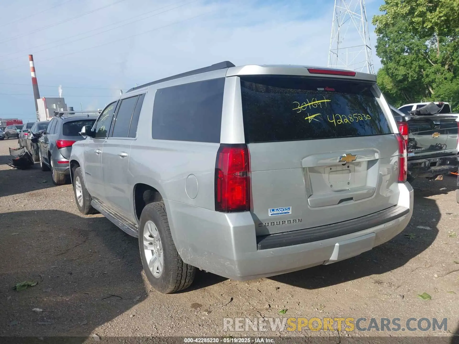 3 Photograph of a damaged car 1GNSKHKCXKR301647 CHEVROLET SUBURBAN 2019