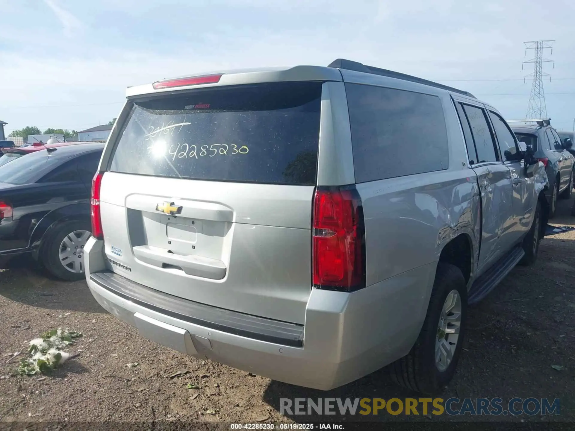 4 Photograph of a damaged car 1GNSKHKCXKR301647 CHEVROLET SUBURBAN 2019