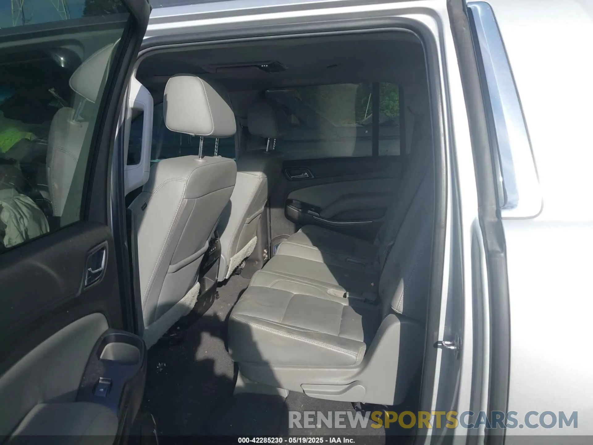 8 Photograph of a damaged car 1GNSKHKCXKR301647 CHEVROLET SUBURBAN 2019