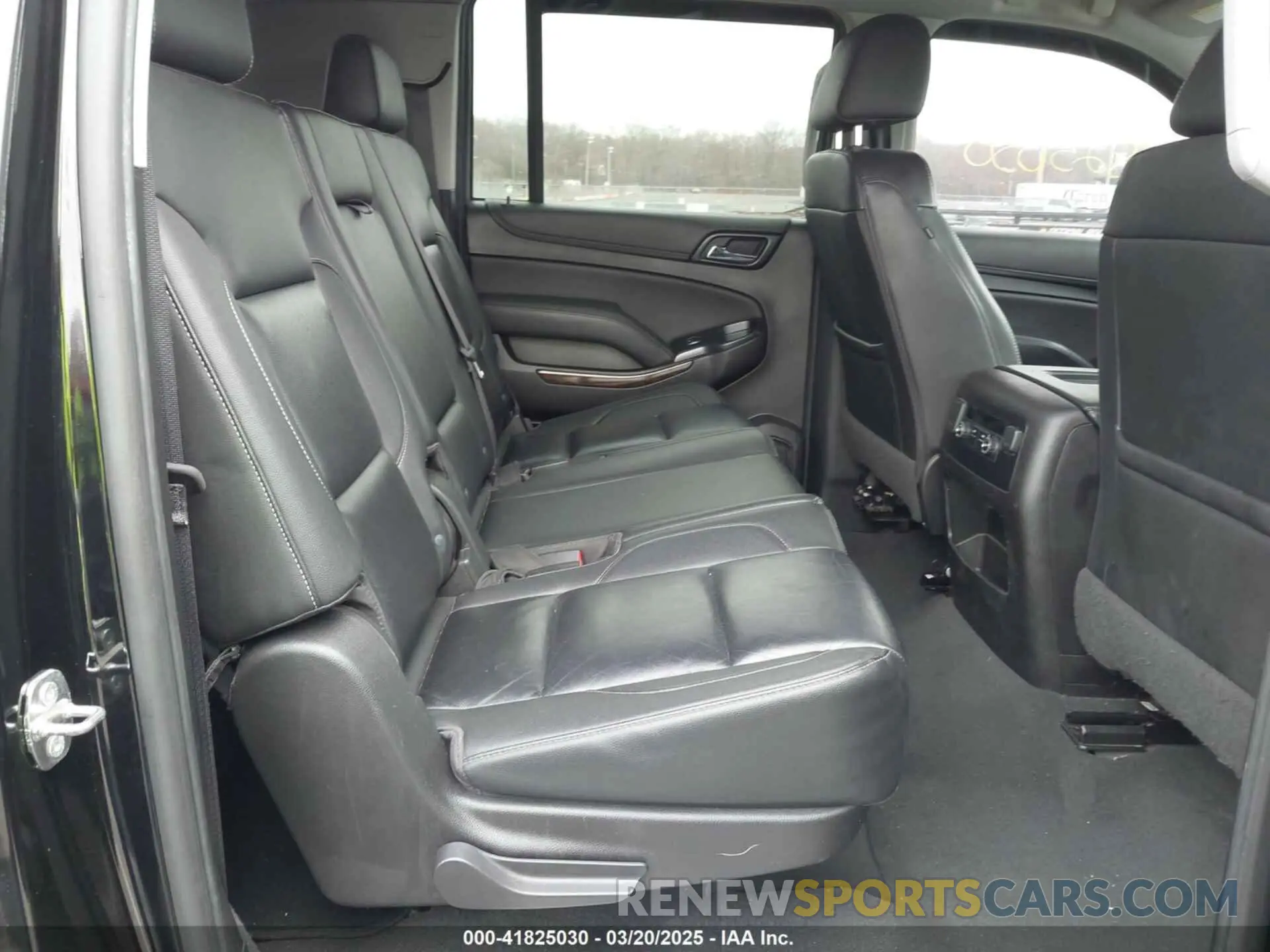 8 Photograph of a damaged car 1GNSKHKCXKR345468 CHEVROLET SUBURBAN 2019